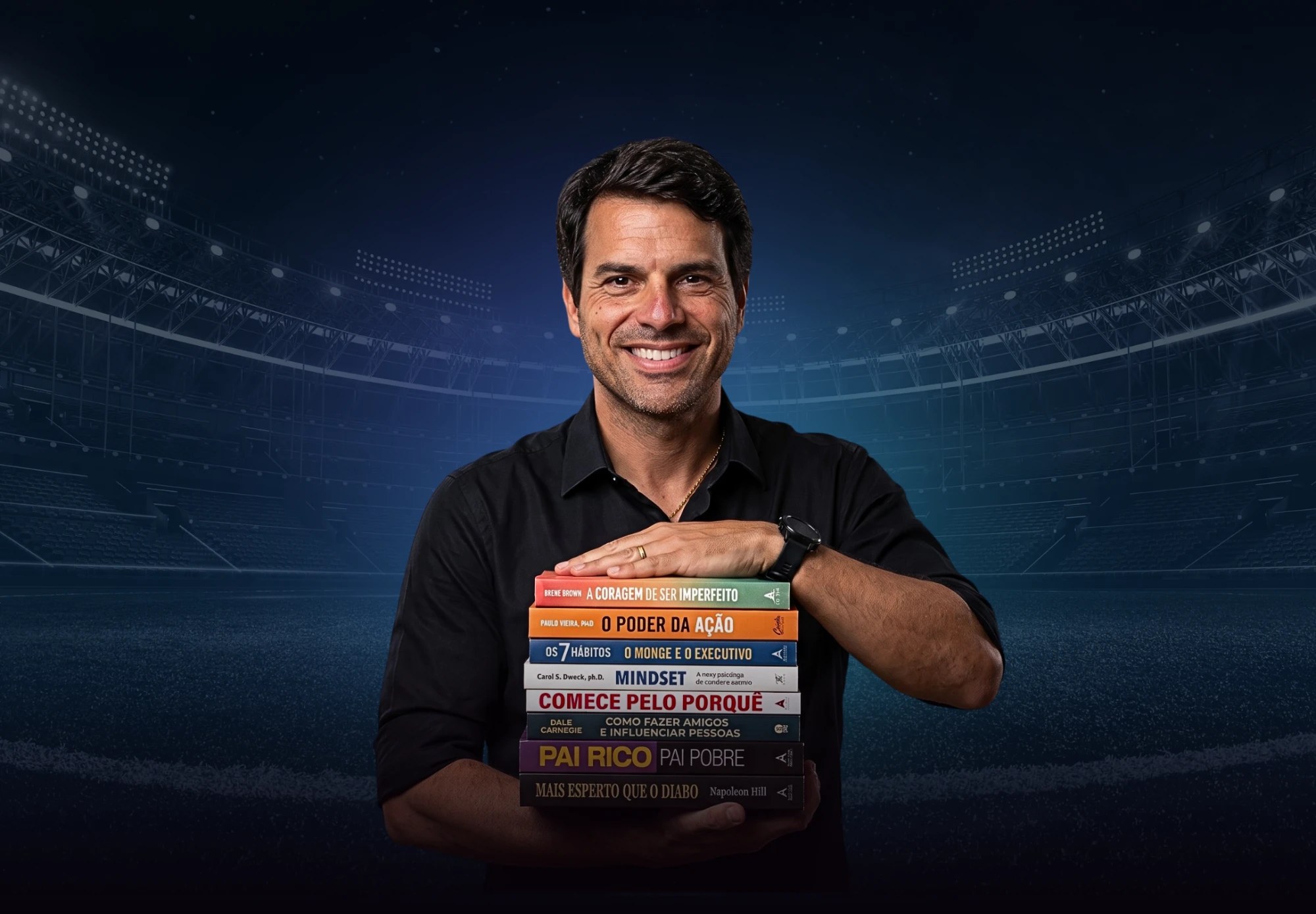 Gabriel Bussinger segurando a pilha de livros do curso